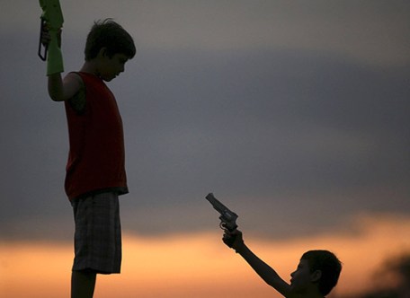 Juegos de villanos. Niños con pistolas de juguete en Managua.